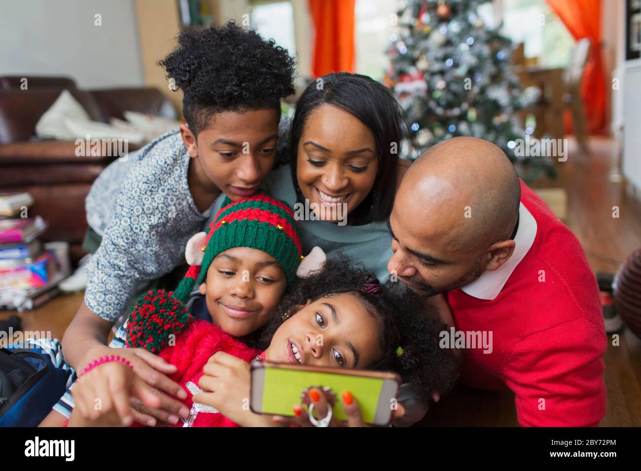 Felice famiglia che prende selfie di Natale Foto Stock