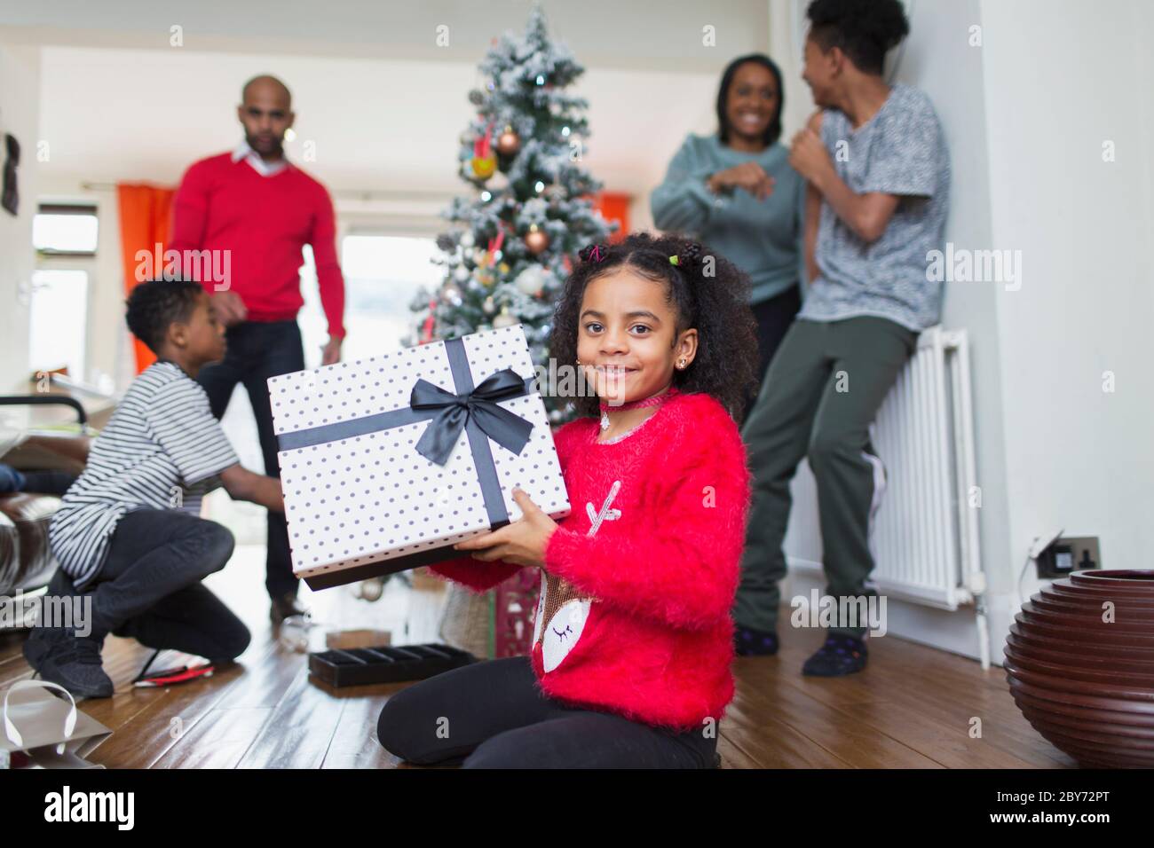 Ritratto ragazza felice con regalo di Natale in soggiorno Foto Stock