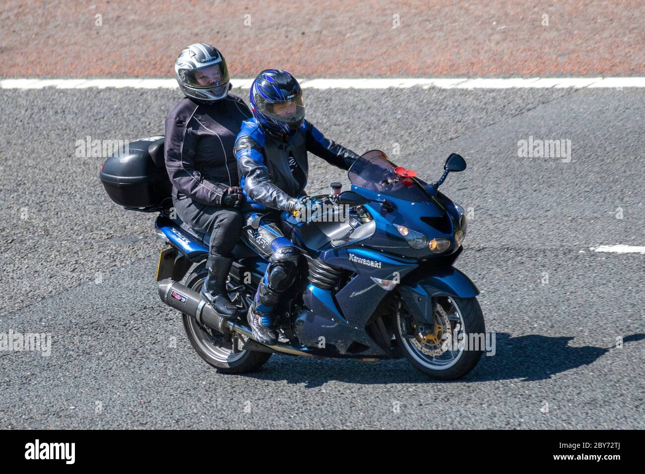 Blue Kawasaki ZZR motociclista; due ruote di trasporto, moto, veicolo, strade, moto, ciclisti che si aportano sull'autostrada M6 Chorley, Regno Unito Foto Stock