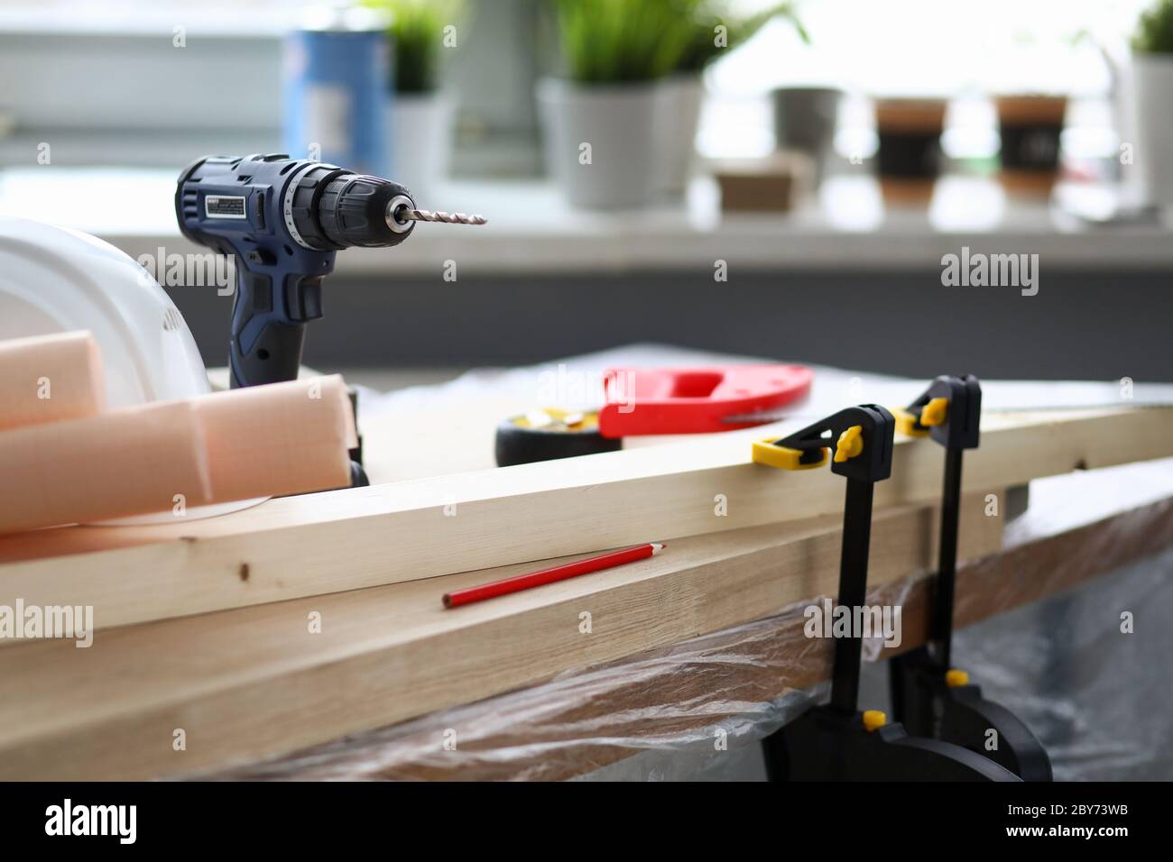 Sull'articolazione del posto di lavoro è la punta manuale, la morsa tiene la barra Foto Stock
