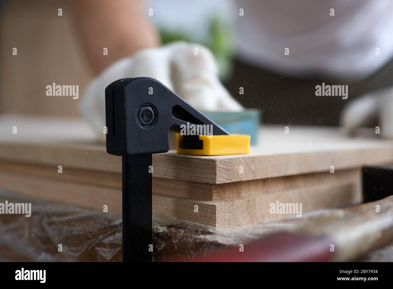 Falegname maschio lucida tavole di legno morsa fissa Foto Stock