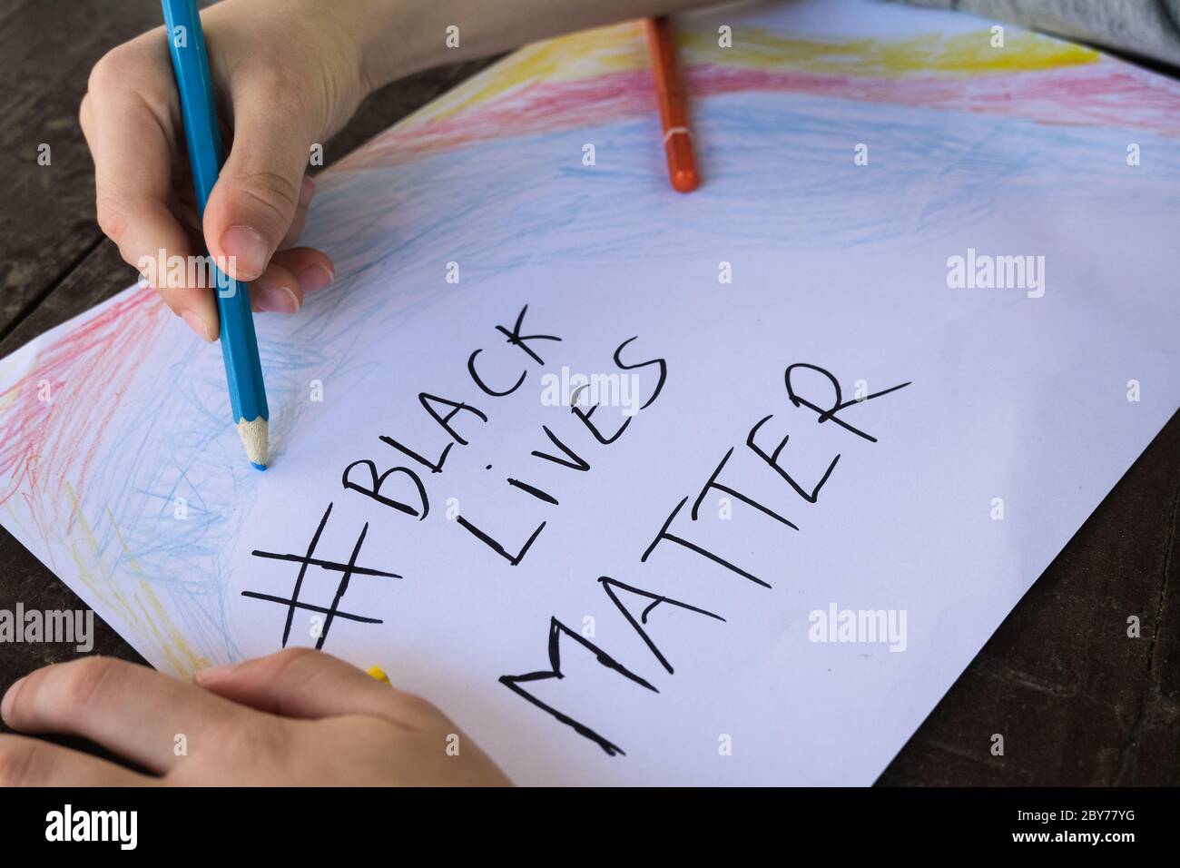 Capretto ragazzo dipinge disegno per sostenere nero vite materia protesta in usa, nessun razzismo Foto Stock
