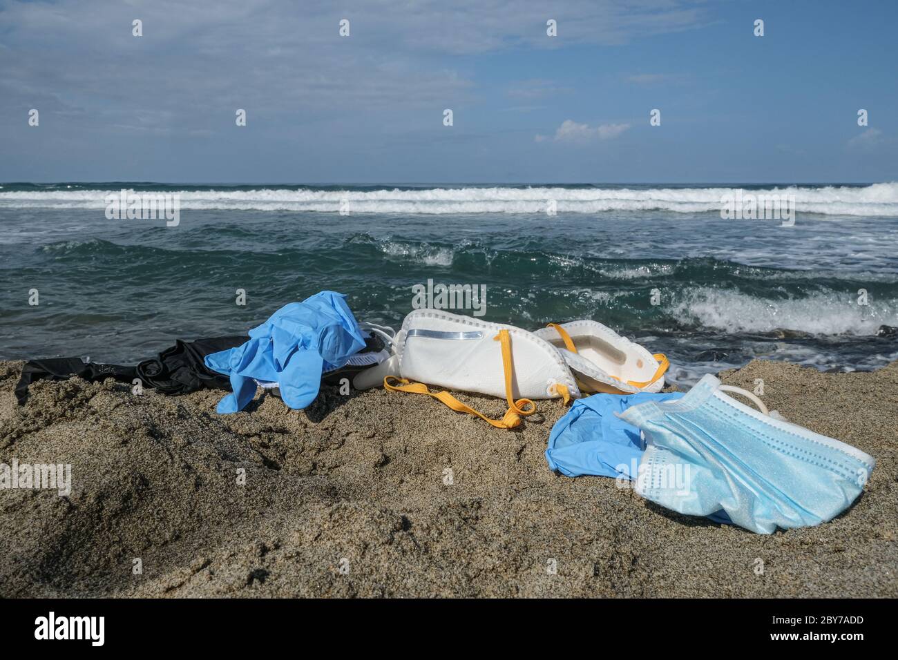 Rifiuti medici, maschera virus e guanti di plastica spazzatura sulla costa del mare, coronavirus covid19 inquinamento Foto Stock