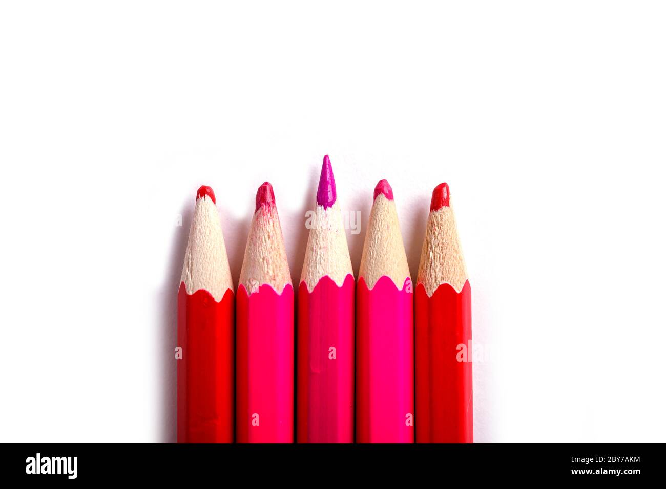 Primo piano di una matita rossa e di una matita blu Foto stock - Alamy