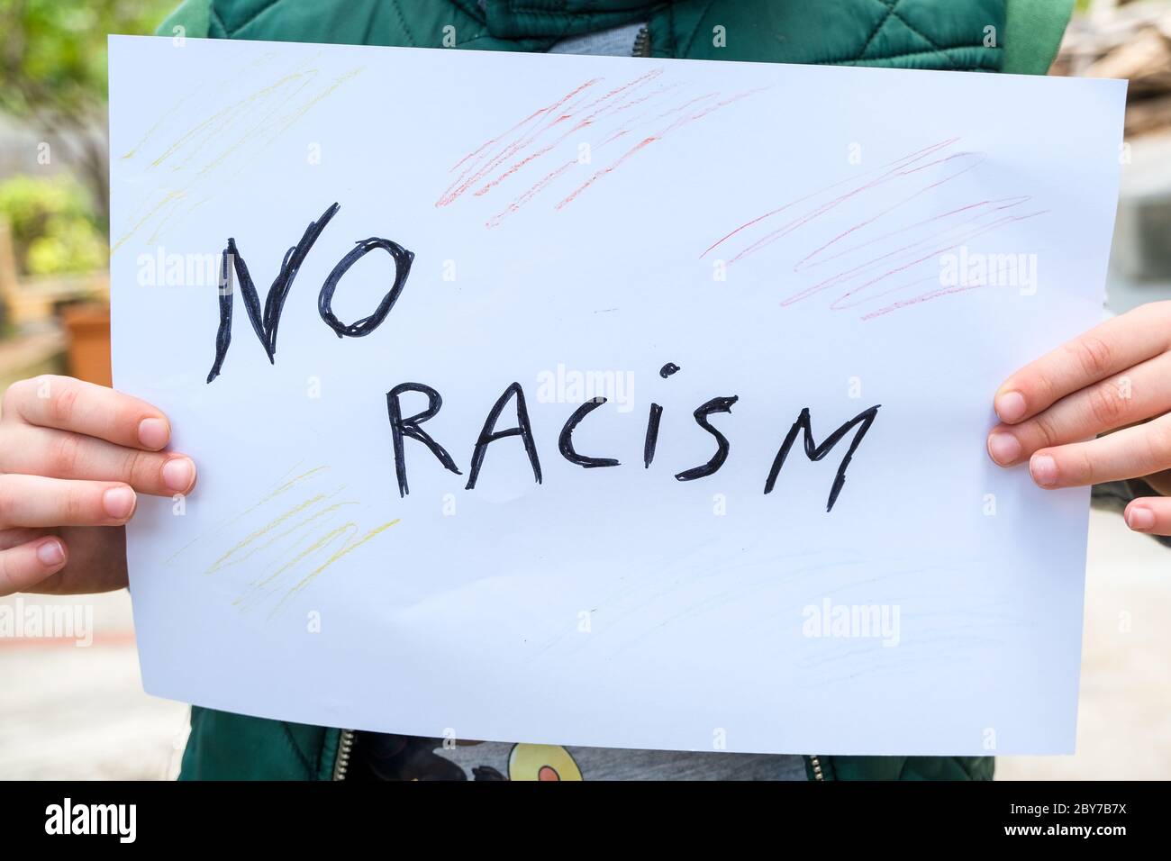 Bambino ragazzo tenere un disegno di vernice per sostenere nessuna protesta di razzismo negli stati uniti, nessun razzismo, istruzione Foto Stock