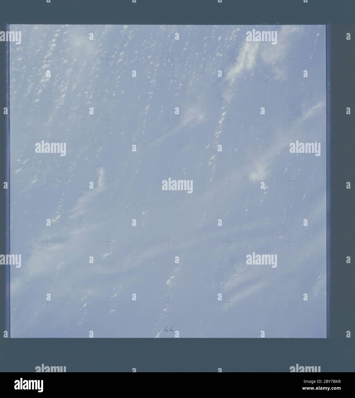 AST-15-1065 - Apollo Soyuz Test Project - Apollo Soyuz Test Project, Nuvole sull'Oceano Indiano, sovraesposte; ambito e contenuto: Il database originale descrive questo come: Descrizione: Apollo Soyuz Test Project (ASTP), Nuvole sull'Oceano Indiano, sovraesposte. Immagine presa su Revolution 39. Greenwich Mean Time (GMT) of Photo 199:08:07,Ground Elapsed Time (GET) 60:17Altitude 223 km. Original Film Magazine: CT-03,Laboratory Roll 15; dati della fotocamera: Hasselblad,70-mm,dati con 1-cm Reseau,modello 500EL,NASA modificato; dati della pellicola: 70mm Ektachigrafme Infrared Aerochrome,tipo SO-242,ASA = 10 mm (approssimativa); lente 60mm. S Foto Stock