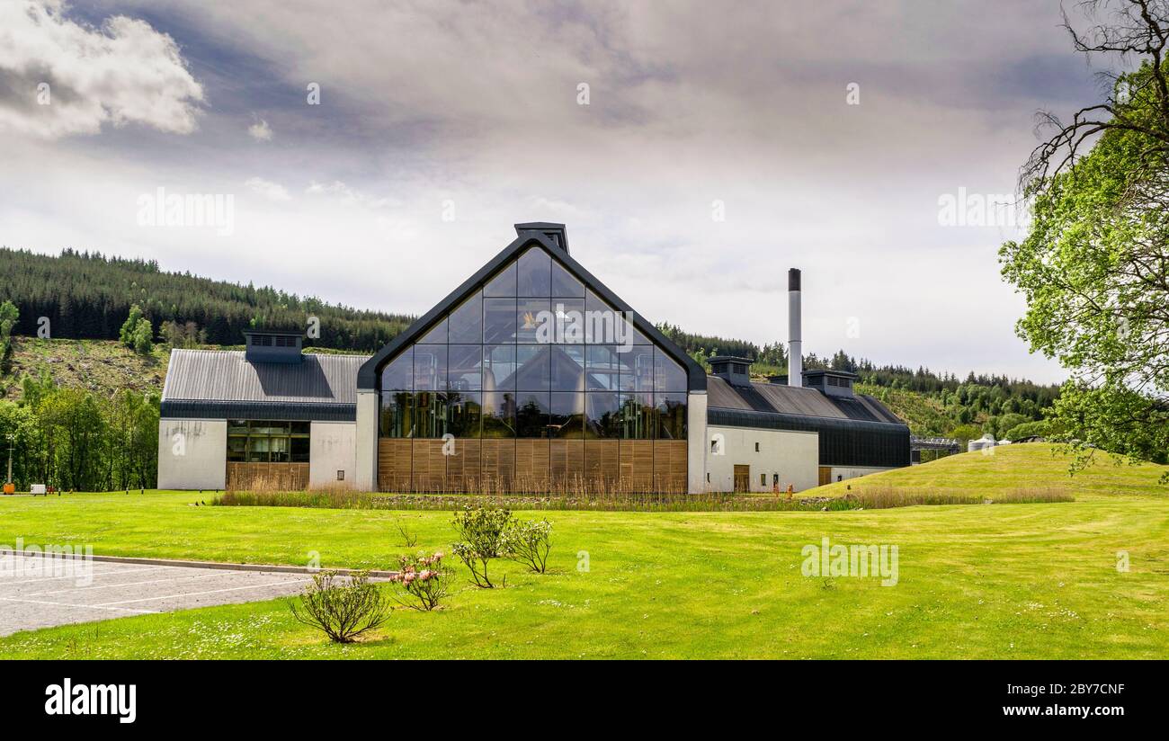 DISTILLERIA DI WHISKY DALMUNACH CARRON MORAY SCOZIA L'EDIFICIO E LE STALLE ALL'INIZIO DELL'ESTATE Foto Stock