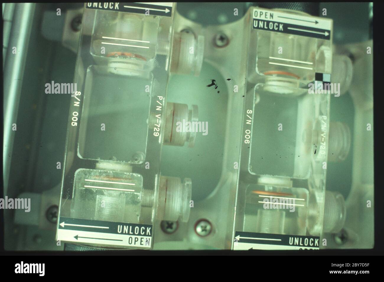 AST-11-641 - Apollo Soyuz Test Project - Apollo Soyuz Test Project, Crystal Growth Experiment (ma-028); scopo e contenuto: Il database originale descrive questo come: Descrizione: Apollo Soyuz Test Project (ASTP),Crystal Growth Experiment (ma-028). Immagine presa su Revolution 80. Ora di Greenwich (GMT) della foto 201:01:15, tempo trascorso dal suolo (GET) 125:25. Original Film Magazine: CX-18,Laboratory Roll 10; dati della fotocamera: Nikon,35mm,Reflex a lente singola,NASA modificato; dati della pellicola: Ektachrome EF 35mm, SO-168,ASA = 500 (Regolazioni di laboratorio),obiettivo 35mm. Oggetto: Apollo Soyuz Test Project, Spaceborne Foto Stock