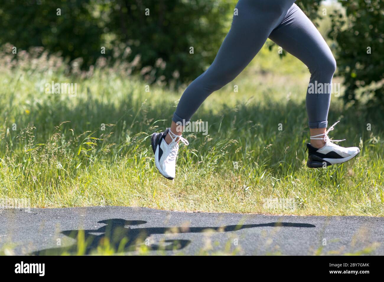 Donna runner in scarpe da running closeup di gambe sportive donna. Jogging  femminile Foto stock - Alamy