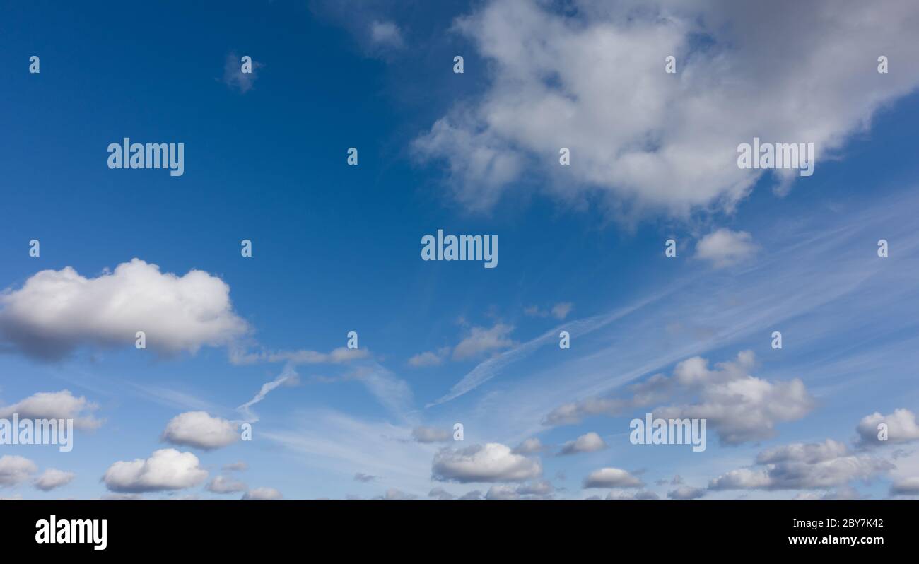 Bel panorama di cielo blu e nuvole bianche volanti, alta qualità, nessun uccello, nessuno.. Foto Stock