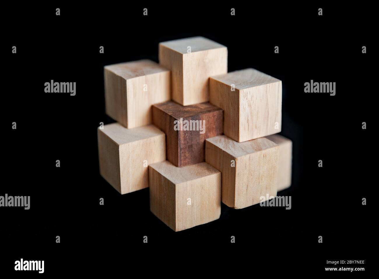 Puzzle di legno fatti a mano su sfondo nero, arte del legno Foto Stock