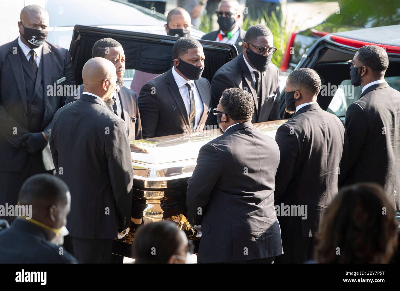 Il grembiale DI GEORGE FLOYD arriva alla chiesa della Fontana di lode nella periferia di Houston il 9 giugno 2020 per un servizio funerario privato seguito da sepoltura nella vicina Pearland. Migliaia di persone sono uscite ieri per un pubblico. Foto Stock