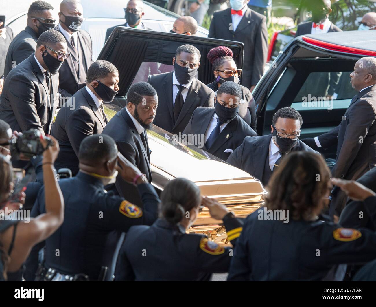 Il grembiale DI GEORGE FLOYD arriva alla chiesa della Fontana di lode nella periferia di Houston il 9 giugno 2020 per un servizio funerario privato seguito da sepoltura nella vicina Pearland. Migliaia di persone sono uscite ieri per un pubblico. Foto Stock