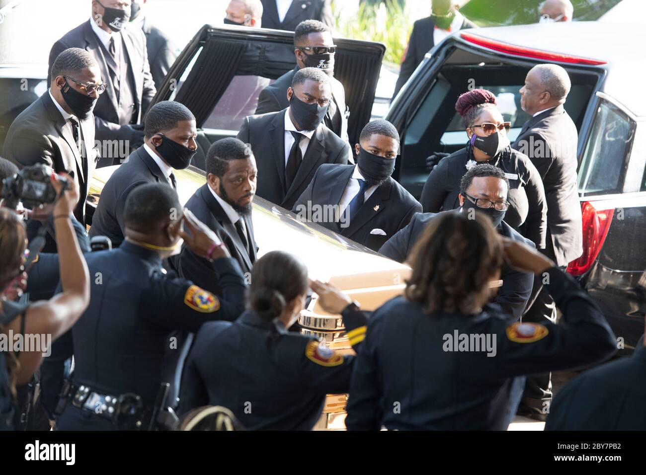 Il grembiale DI GEORGE FLOYD arriva alla chiesa della Fontana di lode nella periferia di Houston il 9 giugno 2020 per un servizio funerario privato seguito da sepoltura nella vicina Pearland. Migliaia di persone sono uscite ieri per un pubblico. Foto Stock