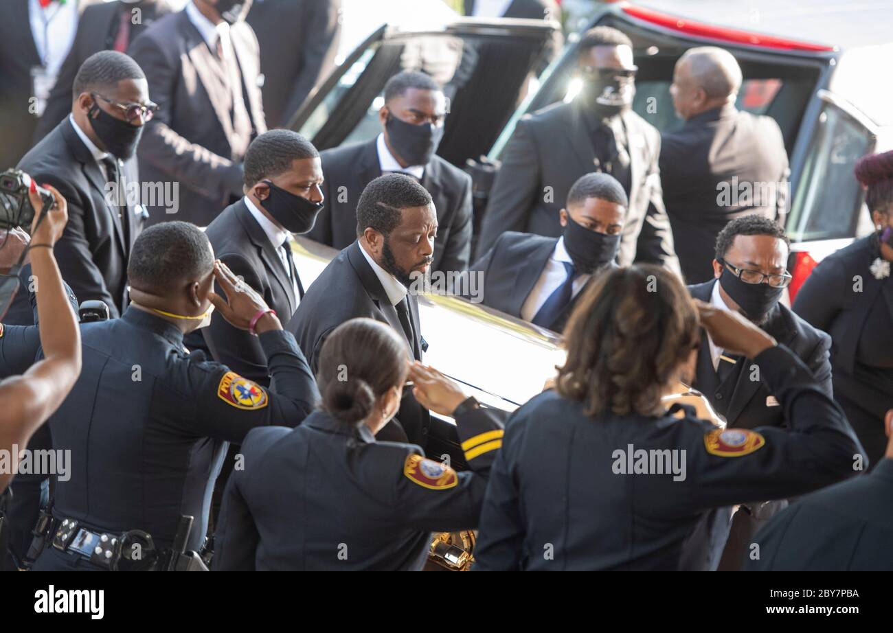 Il grembiale DI GEORGE FLOYD arriva alla chiesa della Fontana di lode nella periferia di Houston il 9 giugno 2020 per un servizio funerario privato seguito da sepoltura nella vicina Pearland. Migliaia di persone sono uscite ieri per un pubblico. Foto Stock