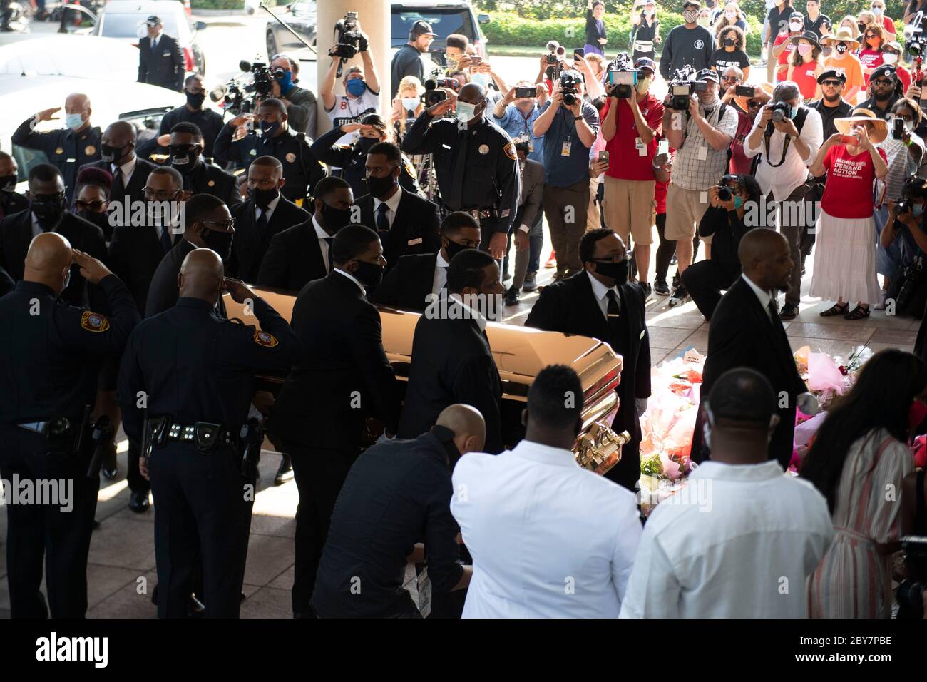 Il grembiale DI GEORGE FLOYD arriva alla chiesa della Fontana di lode nella periferia di Houston il 9 giugno 2020 per un servizio funerario privato seguito da sepoltura nella vicina Pearland. Migliaia di persone sono uscite ieri per un pubblico. Foto Stock