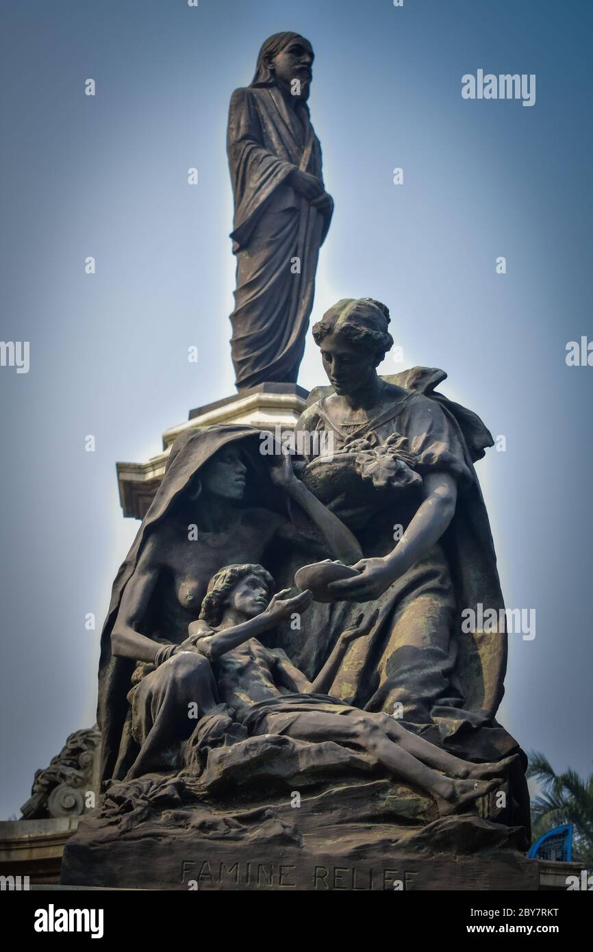 La statua di rilievo di carestia si trova a Kolkata, India . La statua fu commissionata nel 1913 sulla memoria della carestia in India del 1899-1900. Foto Stock
