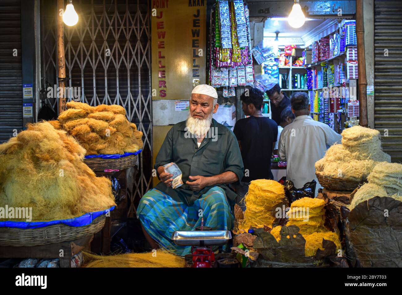 Zakaria Street food Market a Kolkata, India. Questo mercato è noto per i cibi deliziosi come il lachha , biscotti e alcuni alimenti speciali . Foto Stock