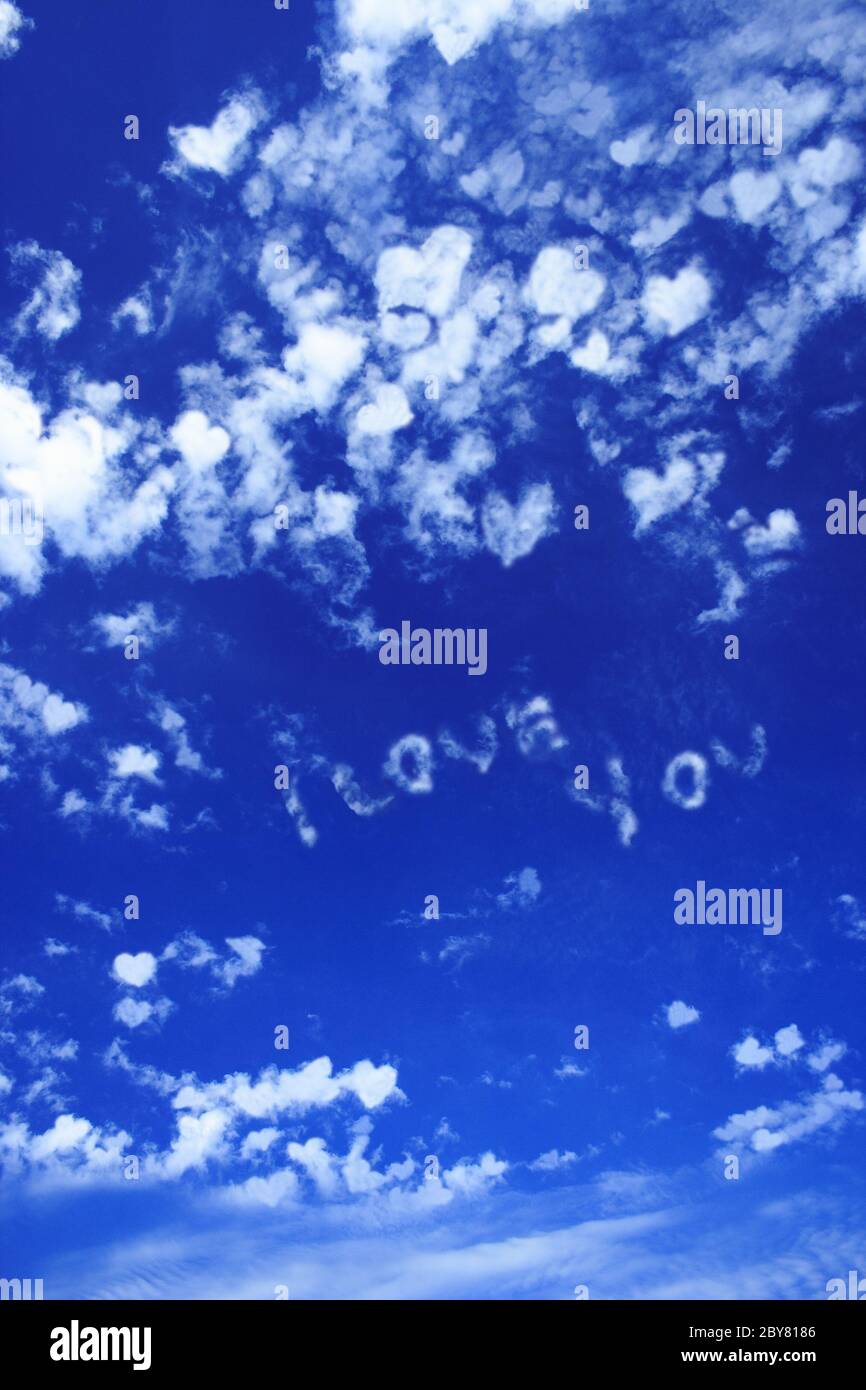Il cielo blu con nuvola a forma di cuore Foto Stock