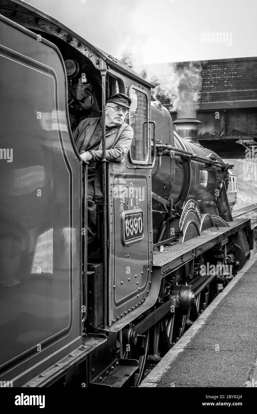 Il conducente di BR 'Hall' 4-6-0 No. 6990 'Witherslack Hall' attende di partire dalla stazione di Loughborough sulla Grande Ferrovia Centrale Foto Stock