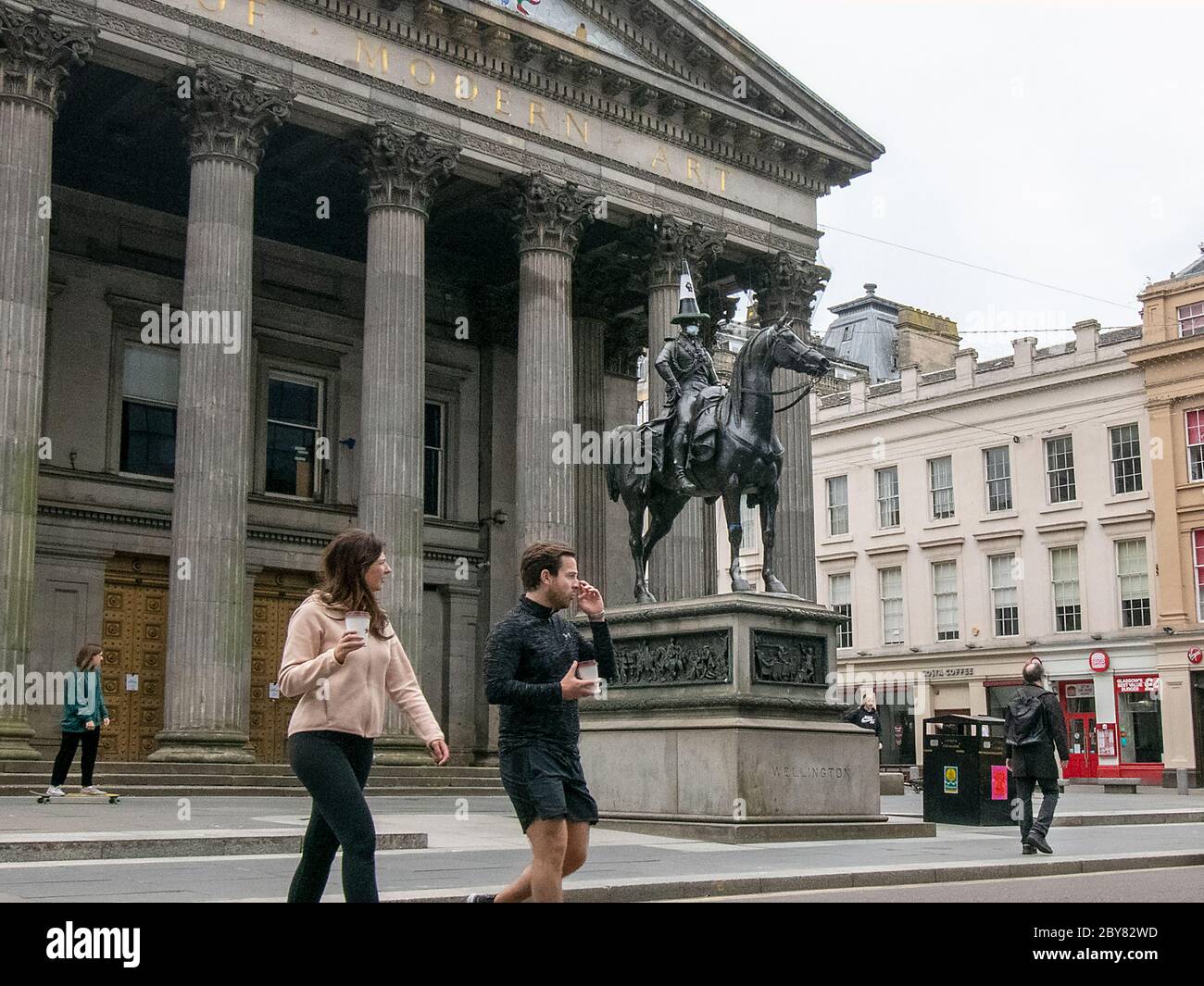 Glasgow, Scozia, Regno Unito. 9 giugno 2020: La statua del Duca di Wellington che sostiene la protesta Black Live Matters. La statua si trova di fronte al Goma, che era una casa cittadina del Signore del tabacco del XVIII secolo. Foto Stock