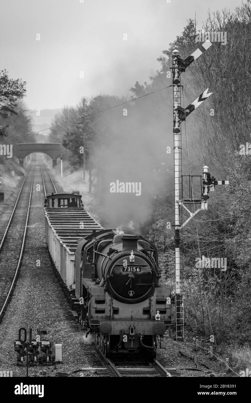 BR '5MT' 4-6-0 No. 73156 arriva alla stazione di Quorn e Woodhouse sulla Great Central Railway Foto Stock