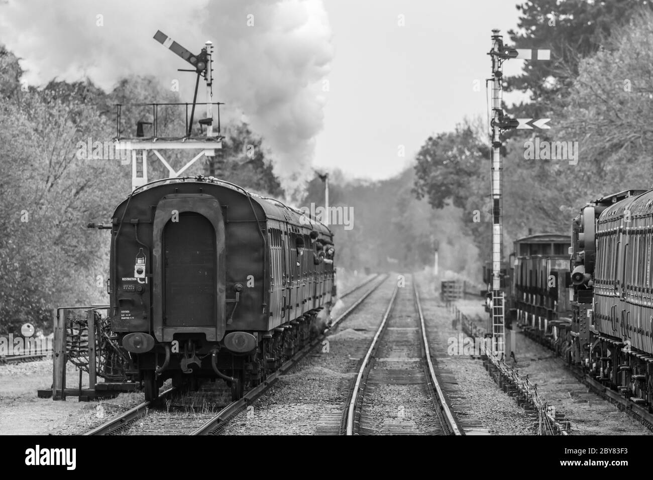 BR '9F' 2-10-0 No. 92214 parte dalla stazione di Quorn e Woodhouse sulla Great Central Railway Foto Stock