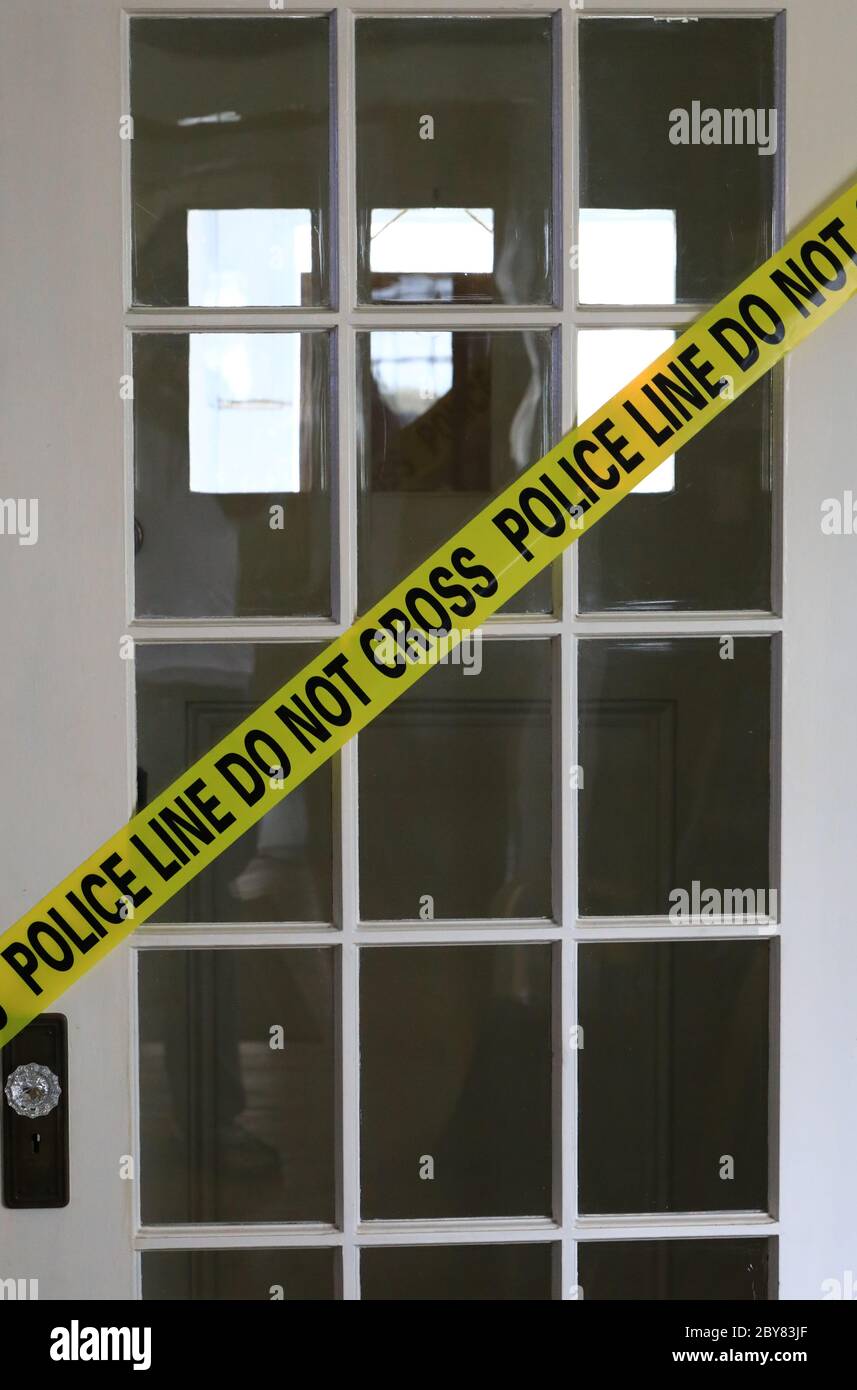 Barriera della polizia su una porta della casa Foto Stock