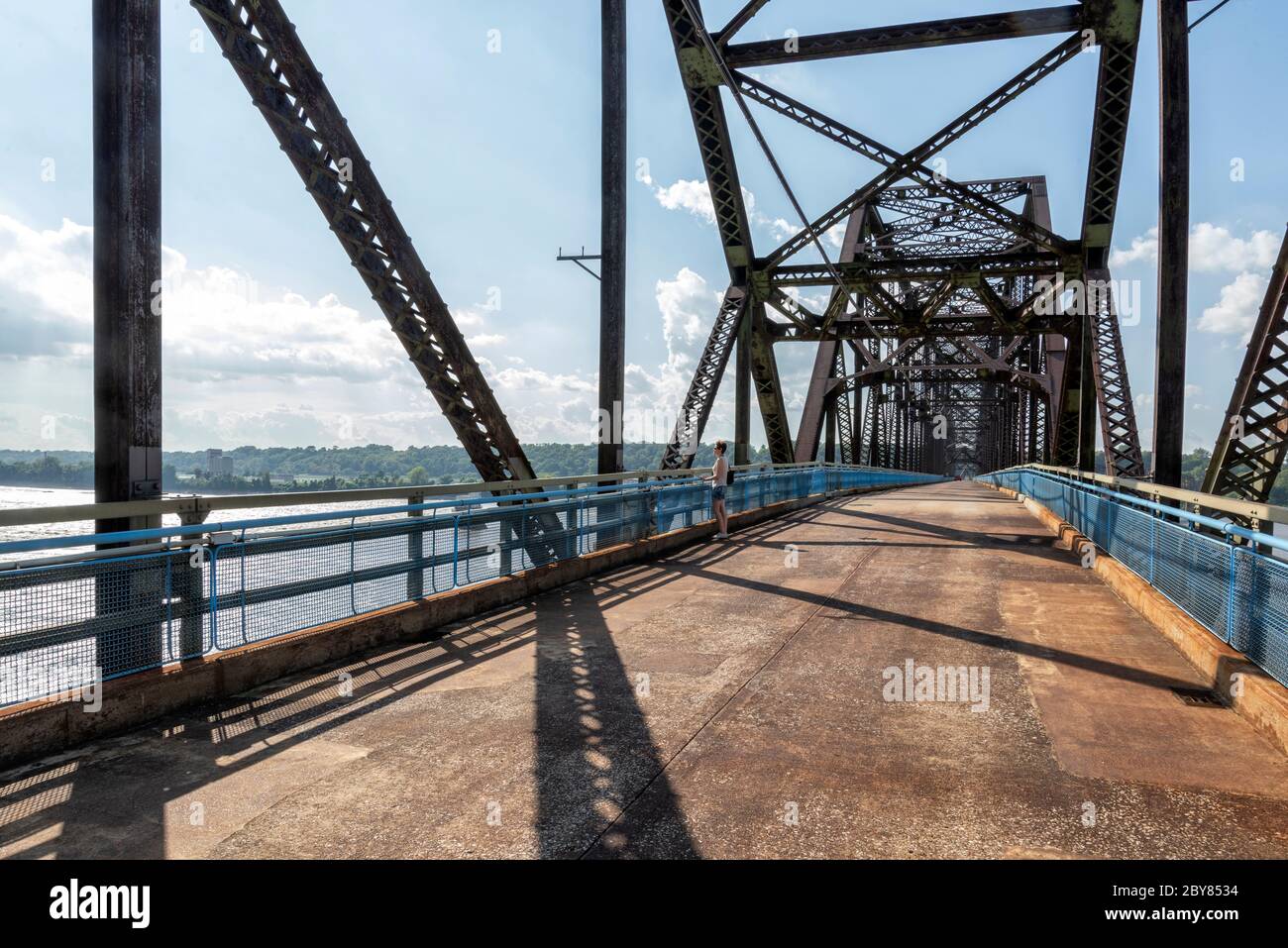 USA, Missouri, St, Louis, il Chain of Rocks Bridge si estende lungo il fiume Mississippi, sul bordo nord di St. Louis, Missouri. L'estremità orientale del ponte Foto Stock