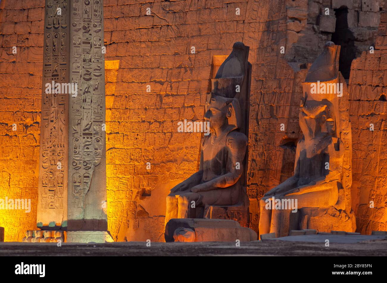 Africa, Medio Oriente, Egitto, Luxor, Luxor themple al crepuscolo Foto Stock
