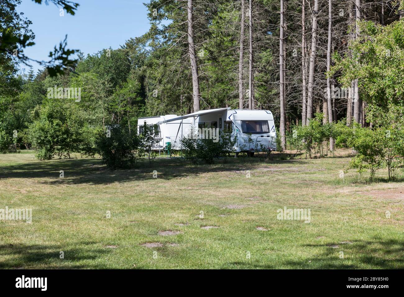 quasi vuoto caravan campeggio a causa del virus corona, ma in estate stanno aprendo nuovamente gli edifici sanitari Foto Stock