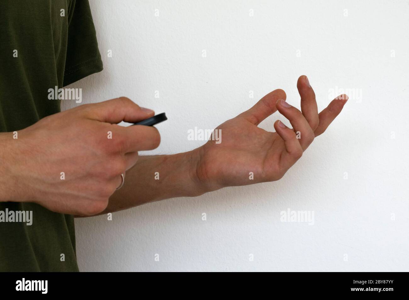 Con un telecomando agganciato con una mano. Uomo che presenta durante una riunione o una conferenza Foto Stock