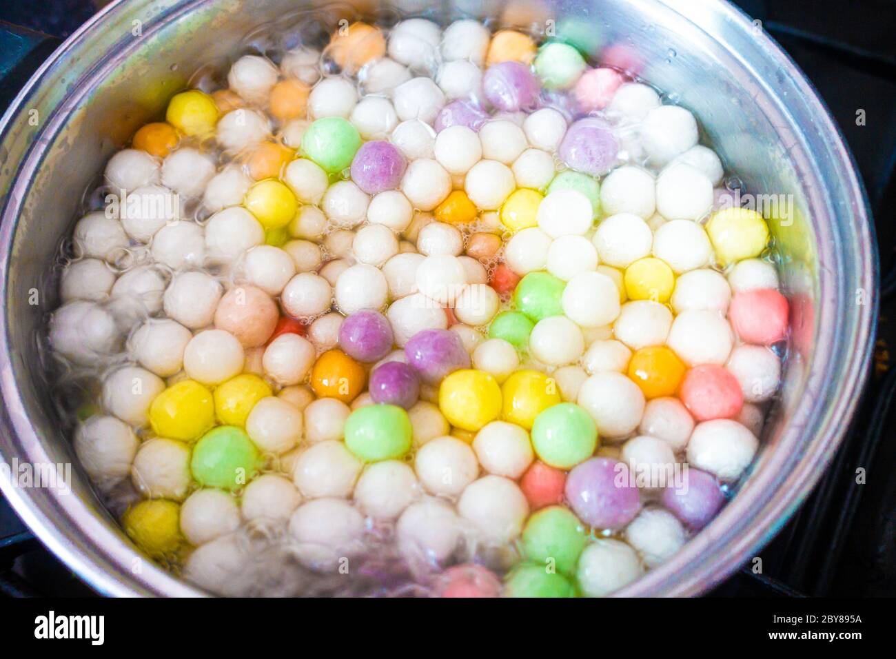 Perle di tapioca, fatte di radice di manioca, che si immergono in una padella. Sono usati in cucina Asiatica. Foto Stock