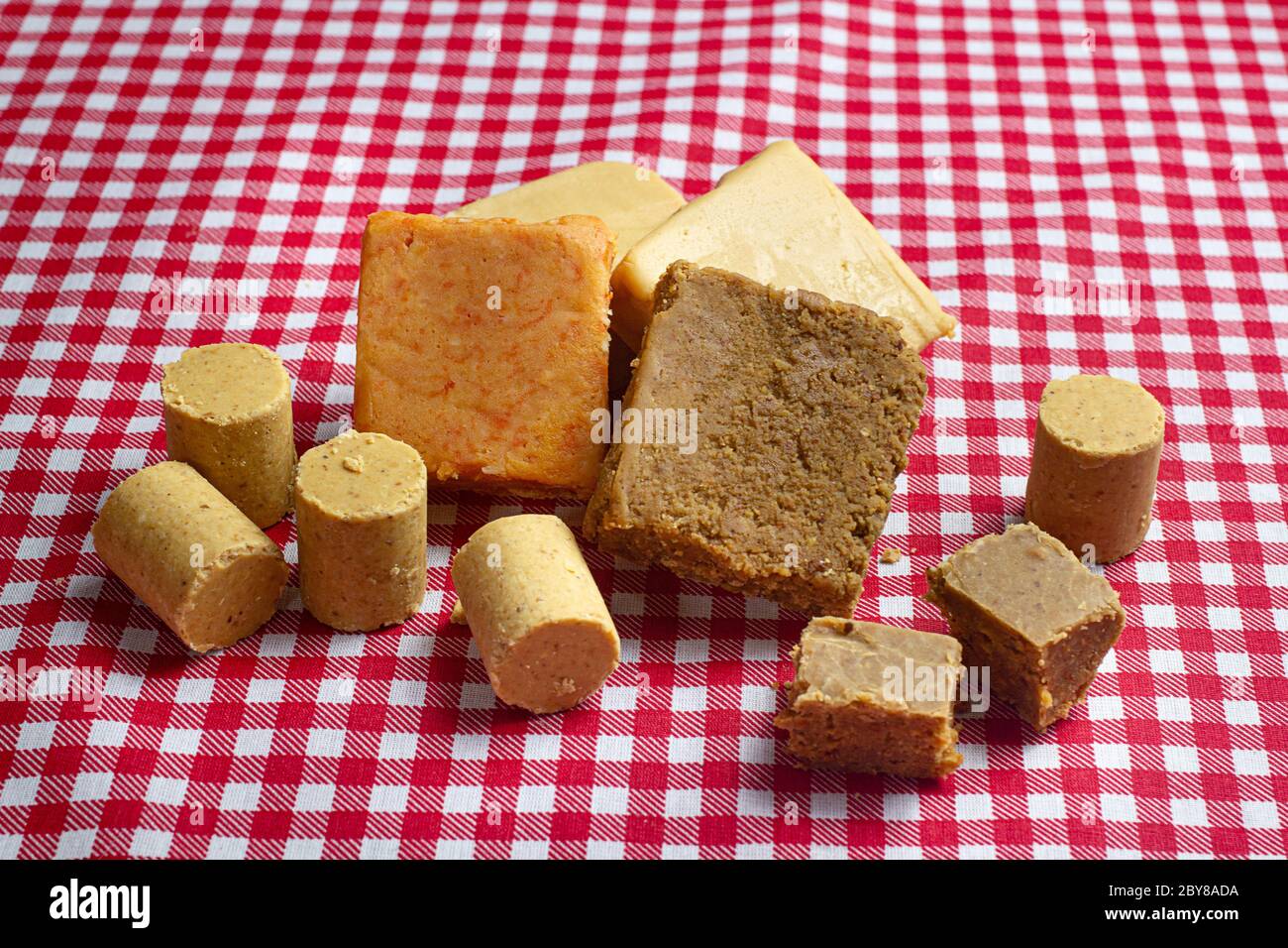 Dolci tipici del brasiliano giugno festival caramelle con arachidi, dulce de leche e zucche. Foto Stock