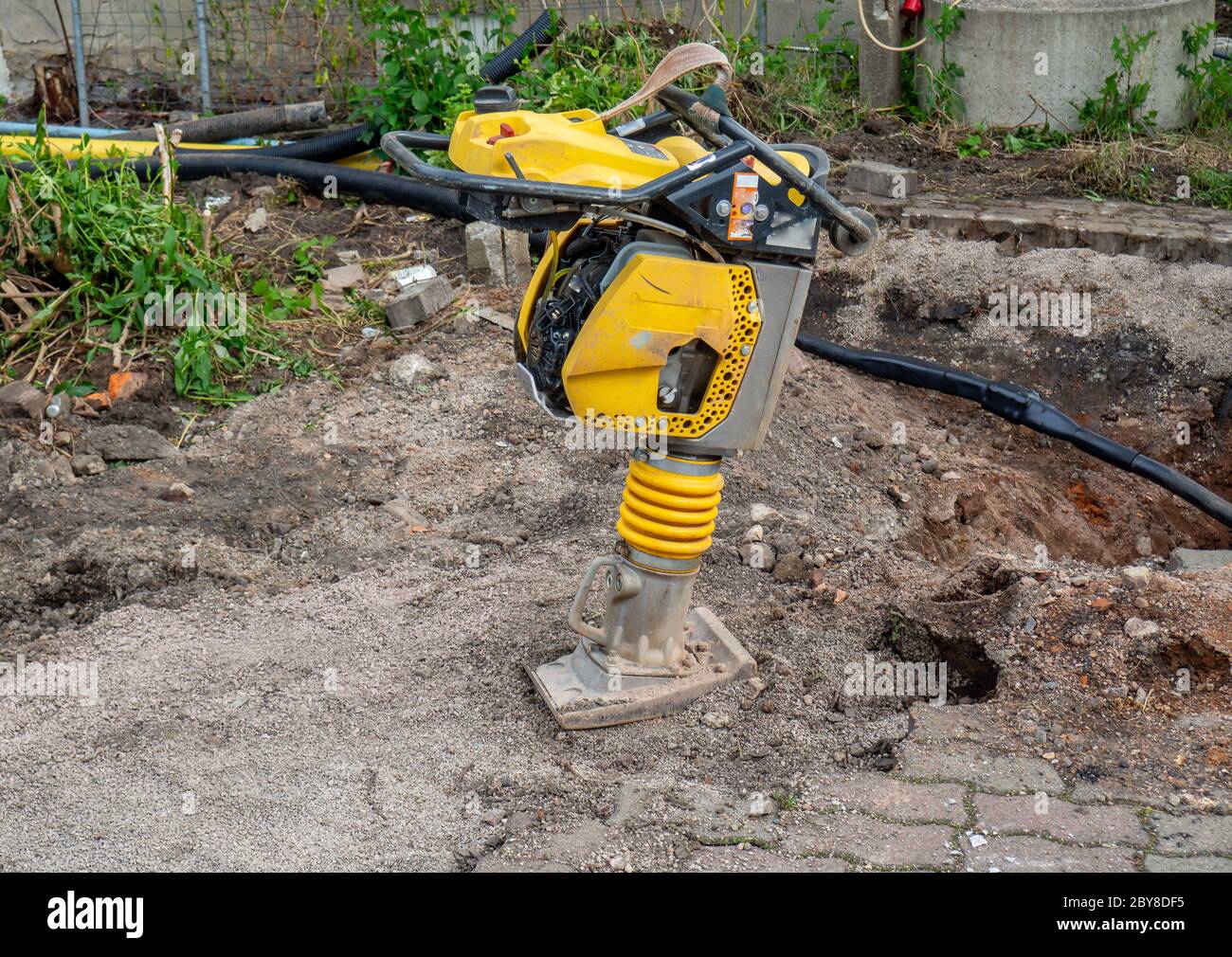 Schiacciamento del pavimento in un cantiere Foto Stock