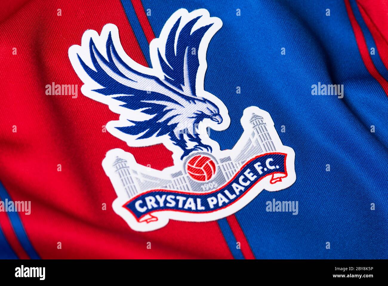 Primo piano della maglia Home 2019/20 del Crystal Palace FC Foto Stock