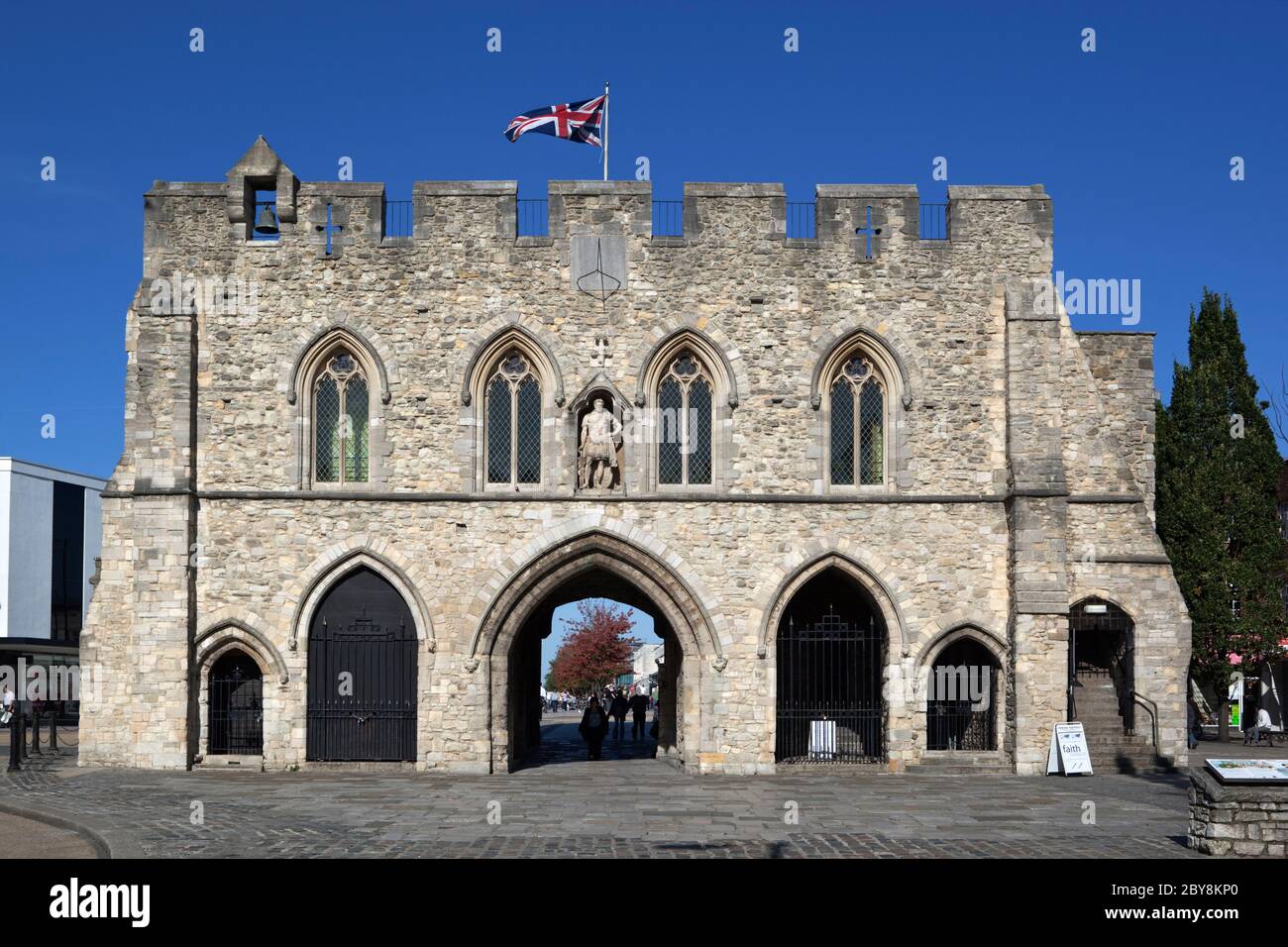 L'entrata medievale di 800 anni di Bargate alla città vecchia, Southampton, Hampshire, Inghilterra, Regno Unito Foto Stock
