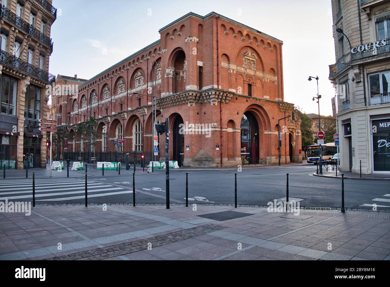 Tolosa, Occitaine, Francia 06/17/19 guardando attraverso Rue de Metz, il Musée des Augustins. Imponente edificio in mattoni rossi con grandi finestre ad arco Foto Stock