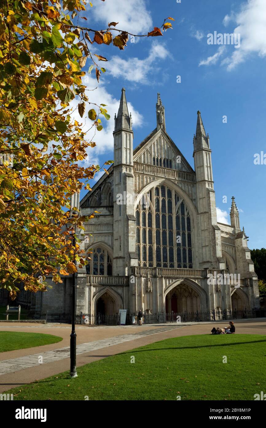 Facciata ovest della Cattedrale di Winchester in autunno, Winchester, Hampshire, Inghilterra, Regno Unito Foto Stock