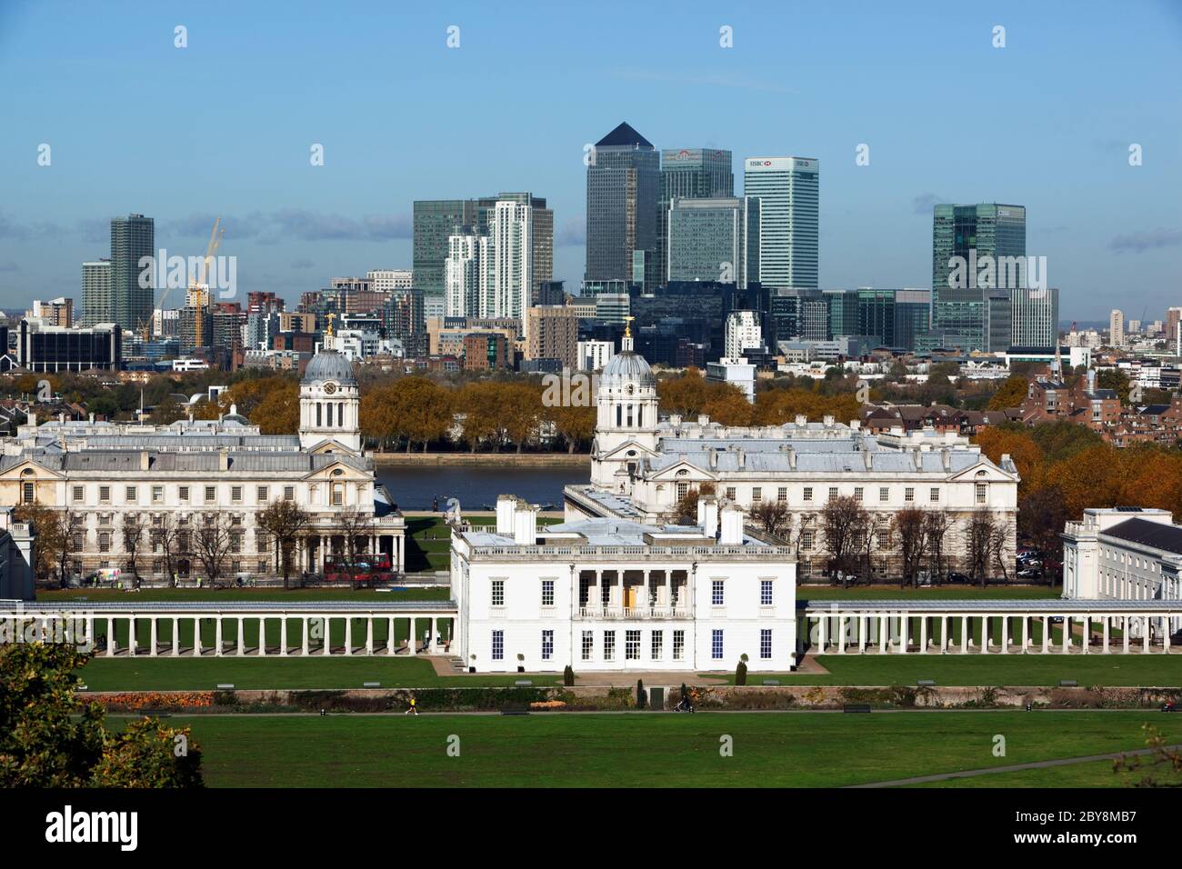 Inghilterra - Londra - Greenwich - Vista dal Greenwich Park in autunno al Royal Naval College, la Queen`s House e le torri di Canary Wharf Foto Stock