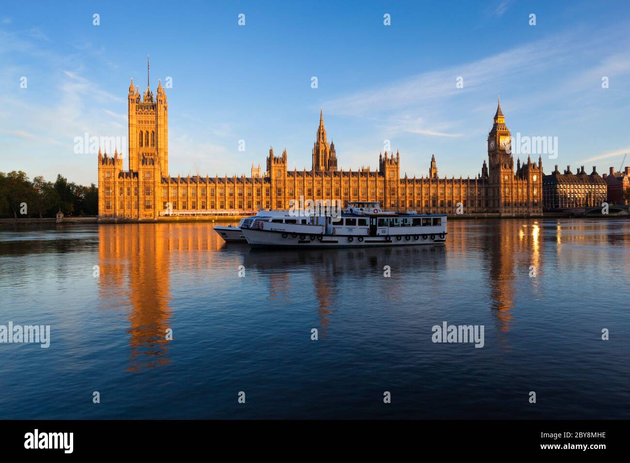 Le case del Parlamento si vedevano all'alba sul Tamigi, Londra, Inghilterra, Regno Unito Foto Stock