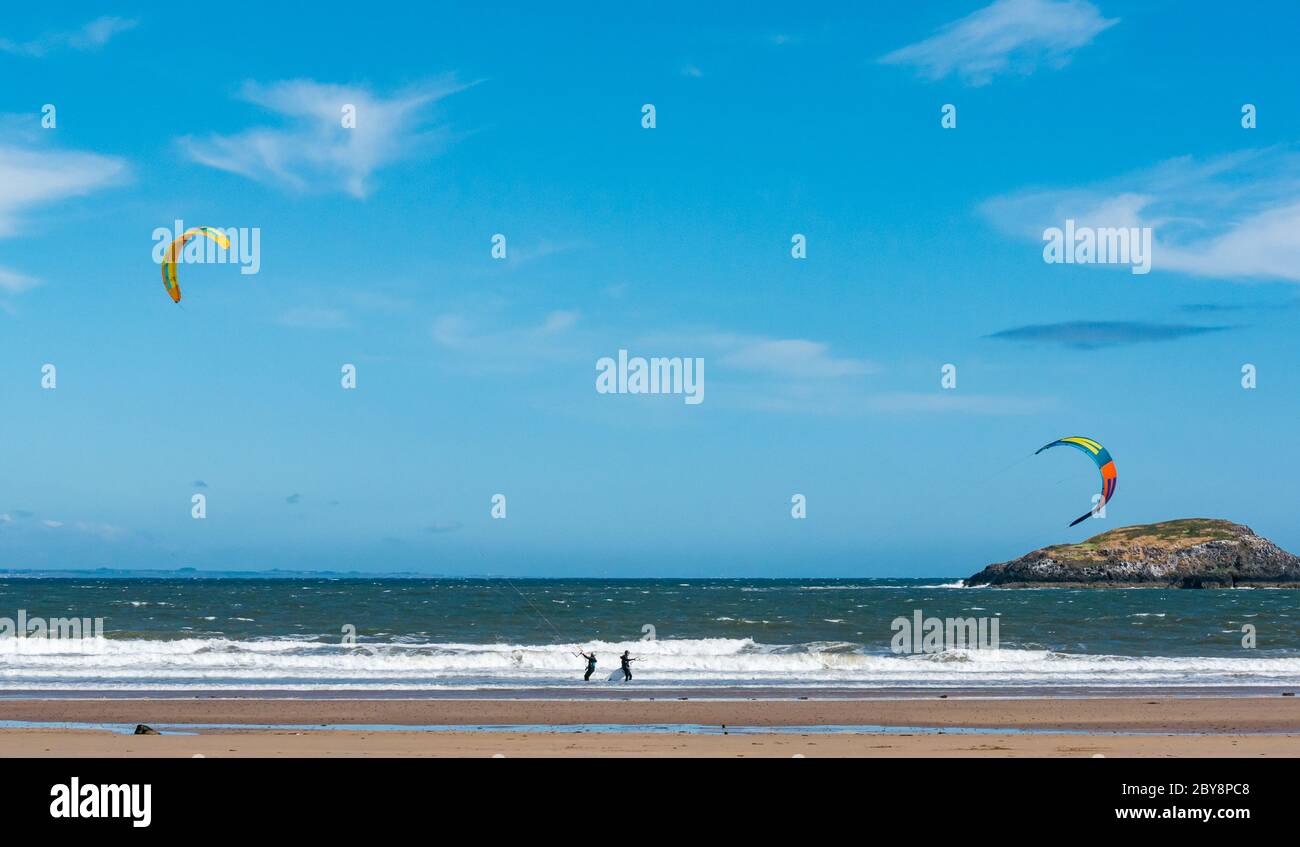 Kite surfer o boarder, Broadsands Bay in giornata di sole con Lamb Island, Firth of Forth, East Lothian, Scozia, Regno Unito Foto Stock