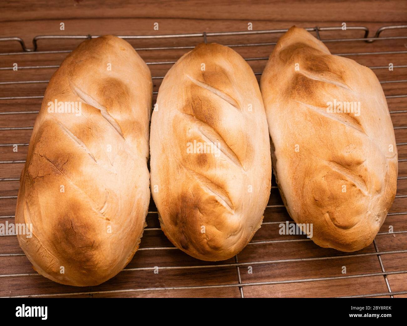 Pane di pasta agrodolfatto in casa sotto forma di tre piccole pagnotte, dette "piette pains" Foto Stock