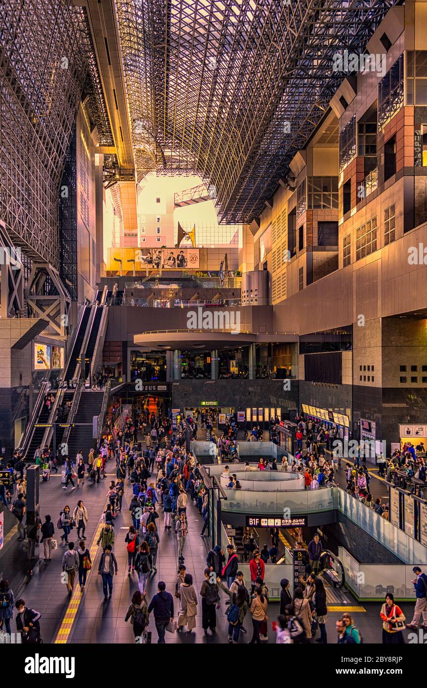 KYOTO, GIAPPONE - 3 novembre 2017: Interni di architettura moderna della stazione ferroviaria di Kyoto, Giappone Foto Stock