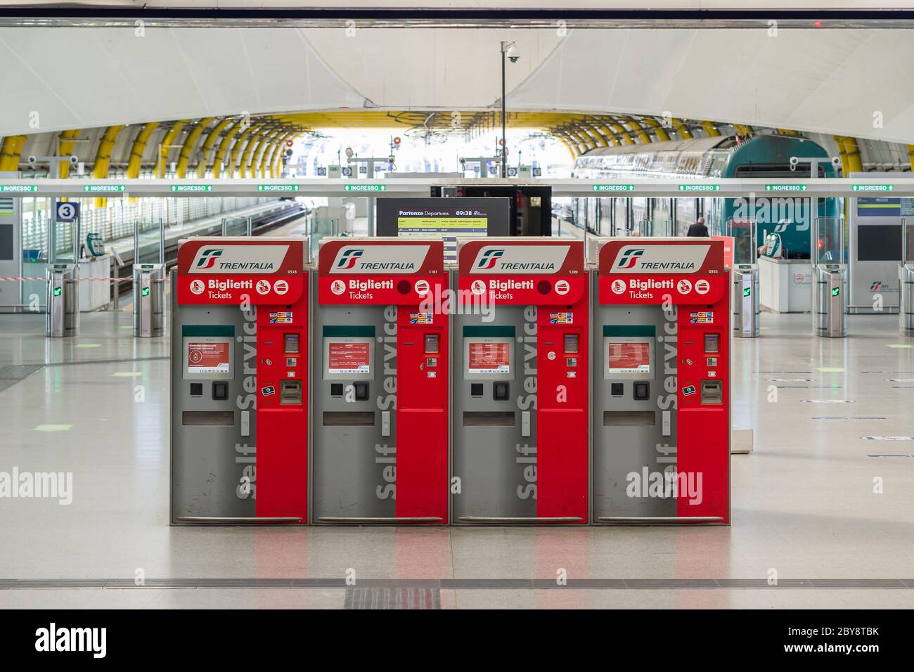 Biglietteria per treni trenitalia alla stazione ferroviaria nel terminal 3 di partenza dell'aeroporto di Roma Fiumicino, Roma, Italia Foto Stock