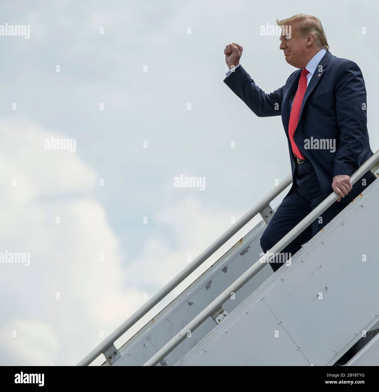 Il presidente degli Stati Uniti Donald Trump tiene il pugno mentre deplanata dall'Air Force One per assistere al lancio di un razzo SpaceX Falcon 9 che porta la navicella spaziale Crew Dragon al Kennedy Space Center 30 maggio 2020 a Cape Canaveral, in Florida. Foto Stock