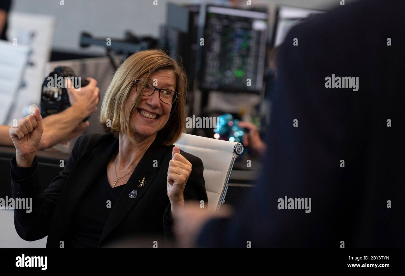 Kathy Lueders, manager del programma Commercial Crew della NASA, si acclama le squadre SpaceX e NASA dopo che gli sportelli sono stati aperti tra la navicella spaziale SpaceX Crew Dragon e la stazione spaziale internazionale dalla sala di controllo del Kennedy Space Center 31 maggio 2020 Cape Canaveral, in Florida. Foto Stock