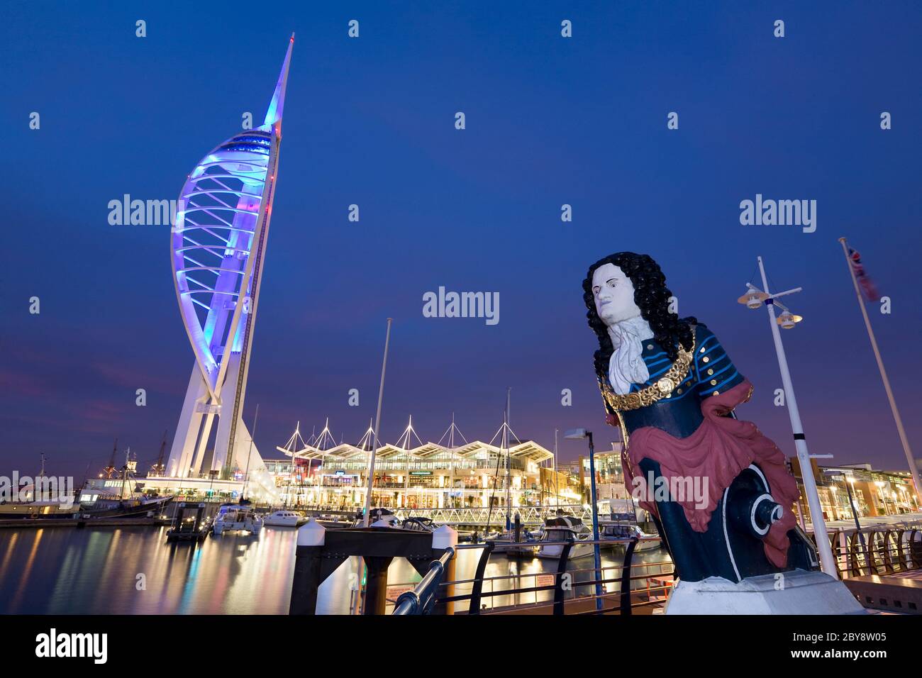 La Spinnaker Tower e i negozi di Gunwharf Quay, Portsmouth, Hampshire, Inghilterra, Regno Unito Foto Stock