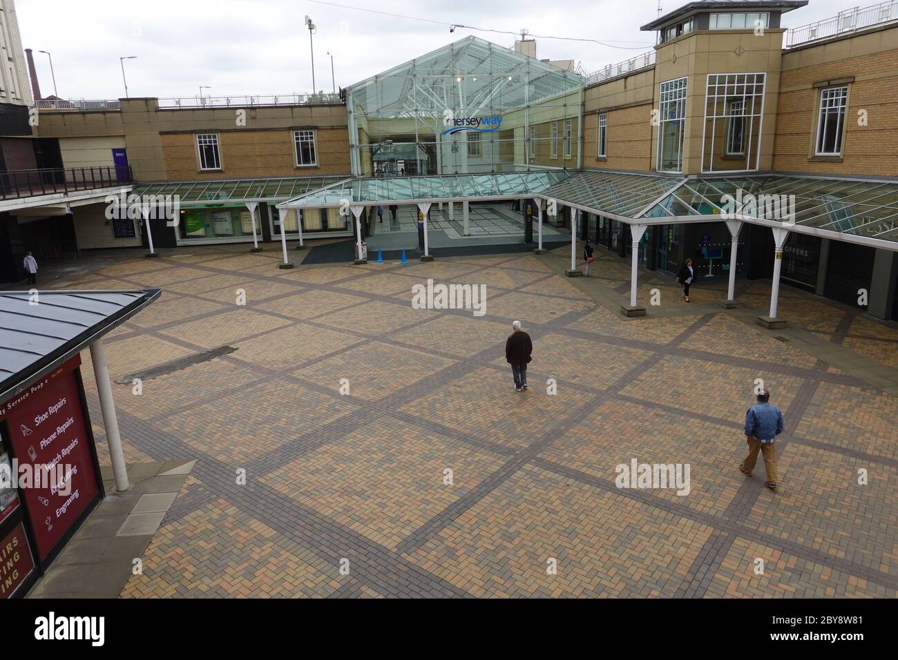 Stockport, Greater Manchester 9 giugno 2020 la principale area commerciale di Stockport, Merseyway, è praticamente deserta, in quanto le persone rimangono a casa durante la pandemia del coronavirus. Foto Stock