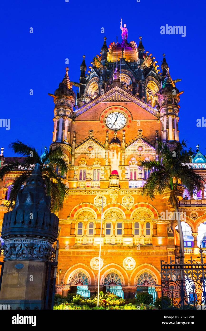 Il Chhatrapati Shivaji Maharaj Terminus, precedentemente conosciuto come Victoria Terminus, è una stazione ferroviaria storica e un sito patrimonio dell'umanità dell'UNESCO a Mumbai. Foto Stock